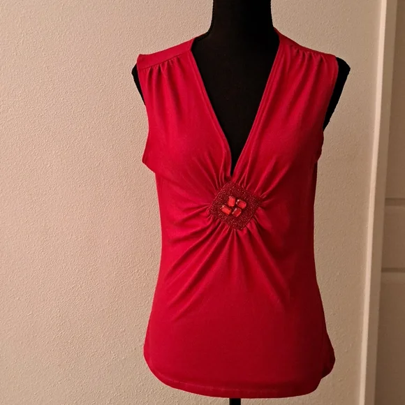 Red decorative tshirt in size Large - Picture 1 of 5